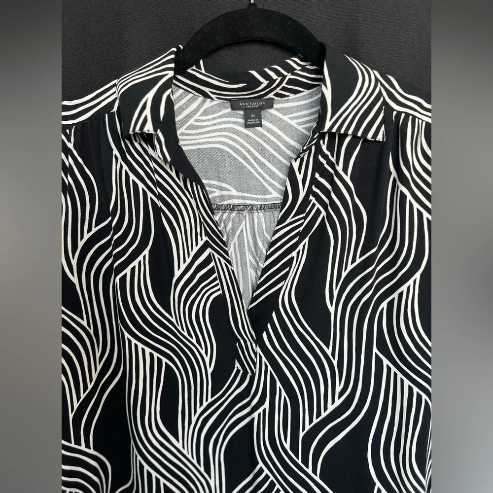 🖤 EUC ANN TAYLOR FACTORY Black & White Wavy Line V-Neck Blouse | Women’s Size XS - Picture 3 of 8